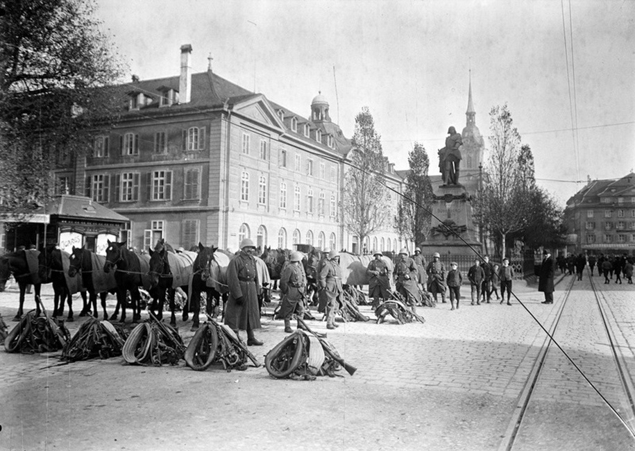 Eine Gruppe Soldaten und ihre Pferde warten während des Landesstreiks auf dem Bubenbergplatz
