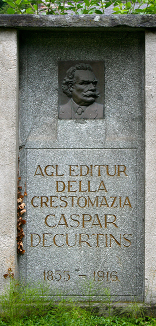 Gedenktafel für Caspar Decurtins im Curtin d'Honur (Ehrenhof) in Trun 