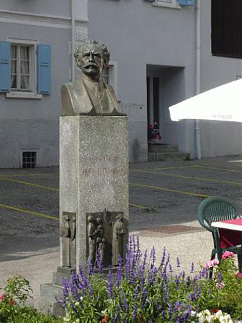 Denkmal beim Hotel Tödi in Trun
