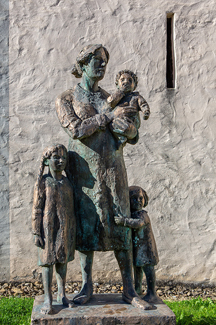 Skulptur von Rolf Brem (1991), die Dorothee von Flüe-Wyss beim Abschied ihres Mannes Niklaus zeigt