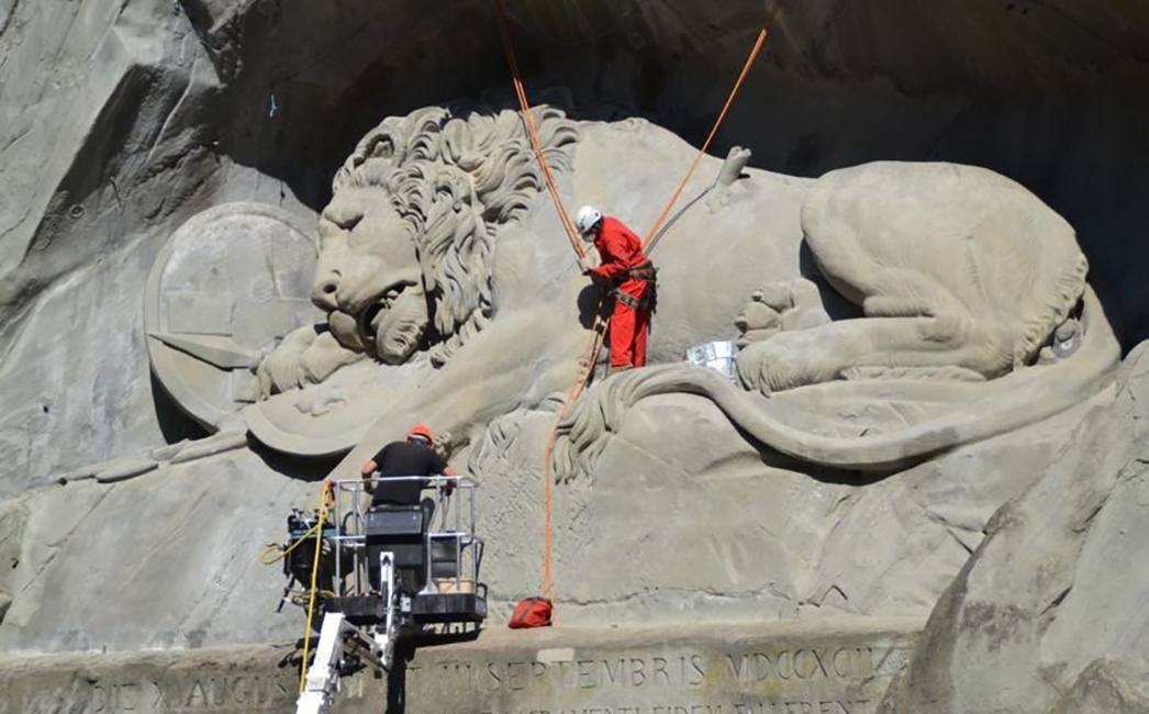 Ne pas laisser mourir le lion : Des experts brossent le monument avec un mortier spécial. © Adrian Meyer