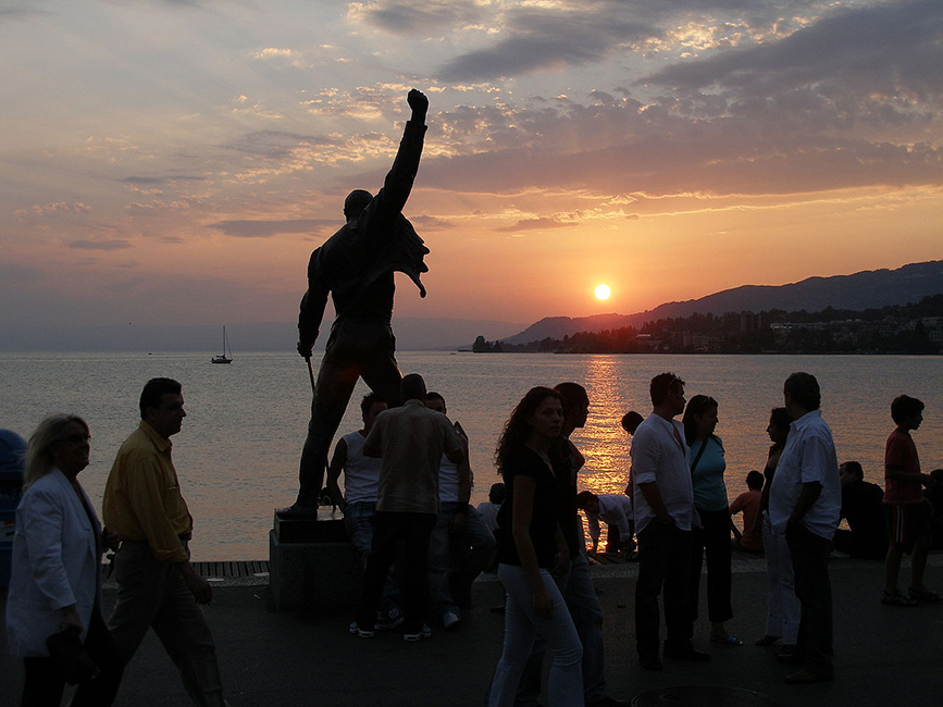 Sonnenuntergang bei der Freddie Mercury Statue in Montreux 