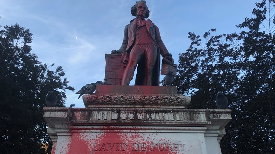 La statue de David de Pury peinte en rouge par des inconnus.