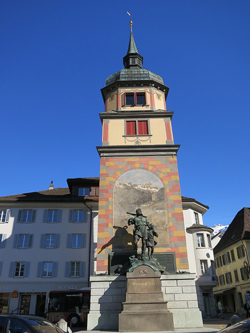Tell-Denkmal vor dem Türmli auf dem Rathausplatz von Altdorf 